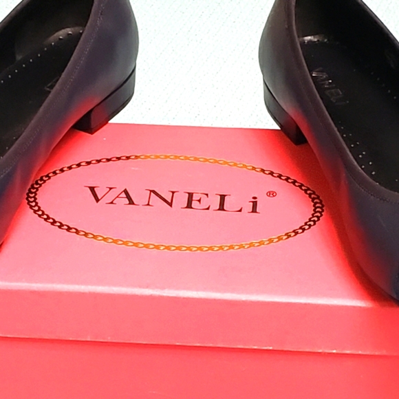NWB Vaneli Navy flats - Picture 4 of 7